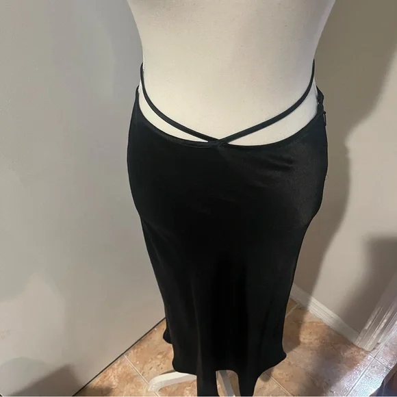 Mango Front Tie Black Satin Skirt - Picture 4 of 6